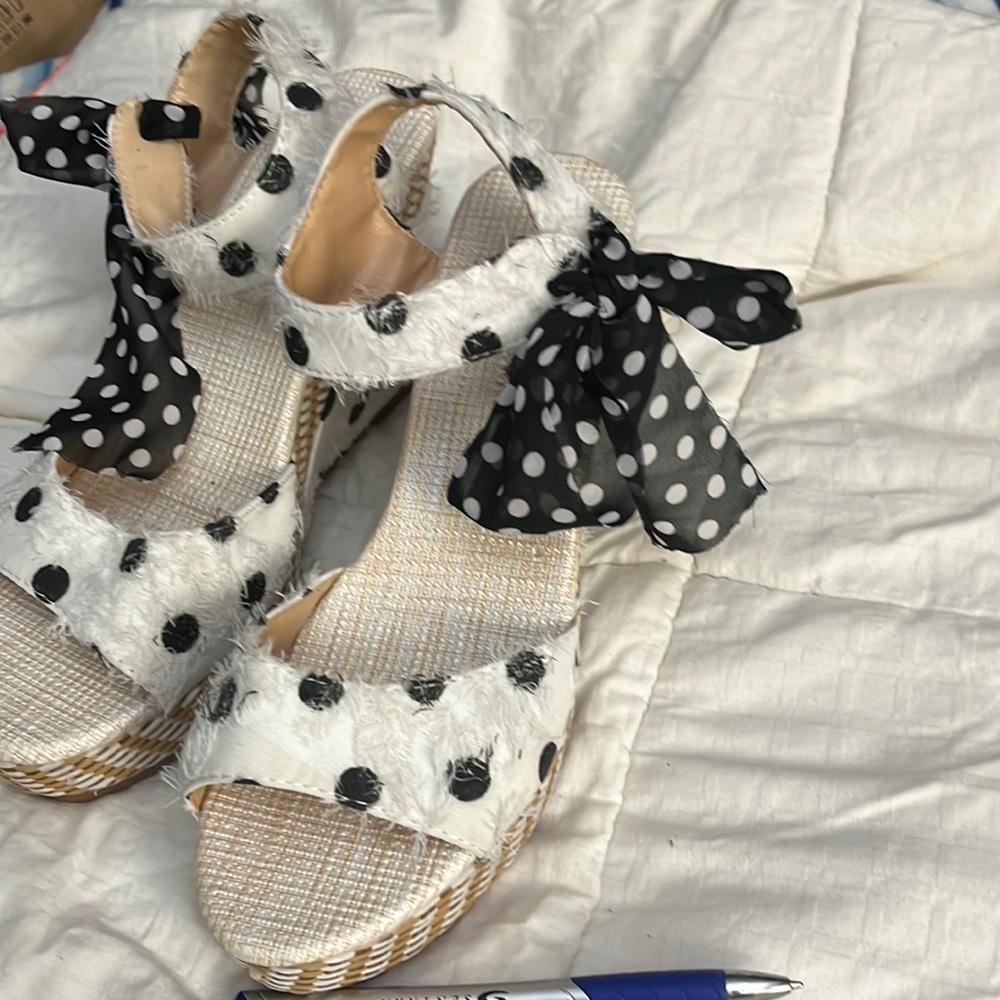 This is a pair of Dot Bowknot platform wedges.
